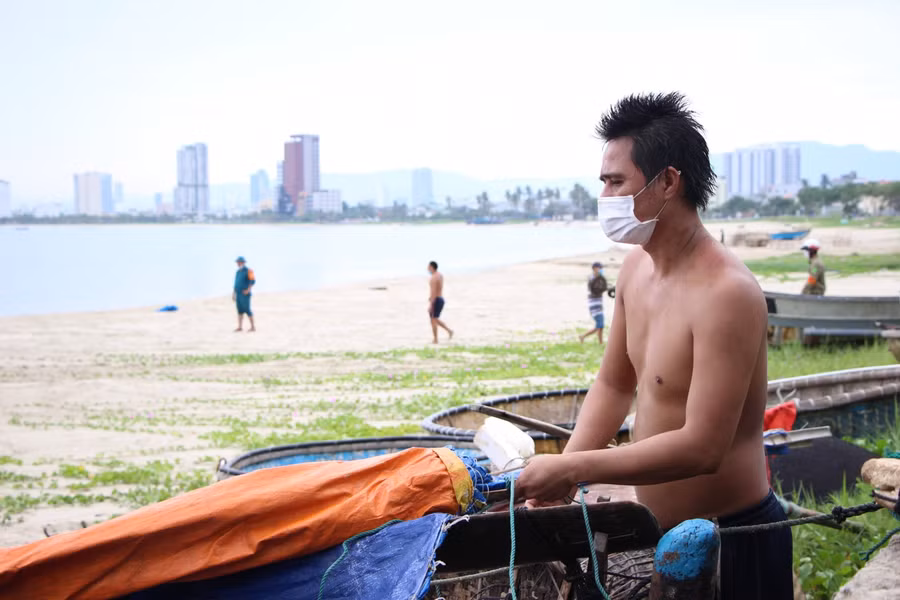 Thuyền thúng được ngư dân đưa lên bờ che đậy cẩn thận.