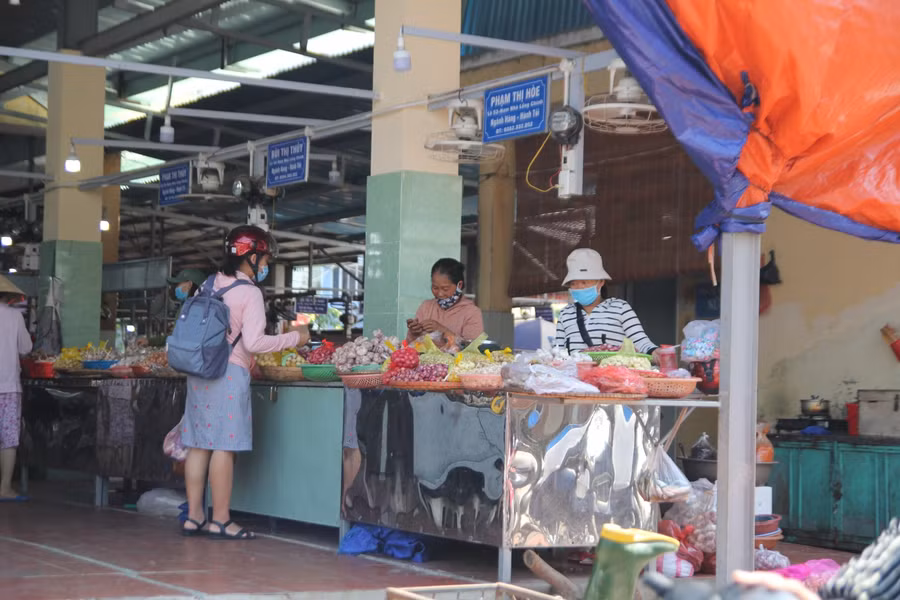 Tiểu thương ở chợ Phước Mỹ. 