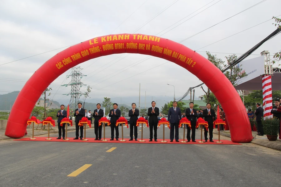 Lãnh đạo TP Đà Nẵng thực hiện nghi thức cắt băng khánh thành. 