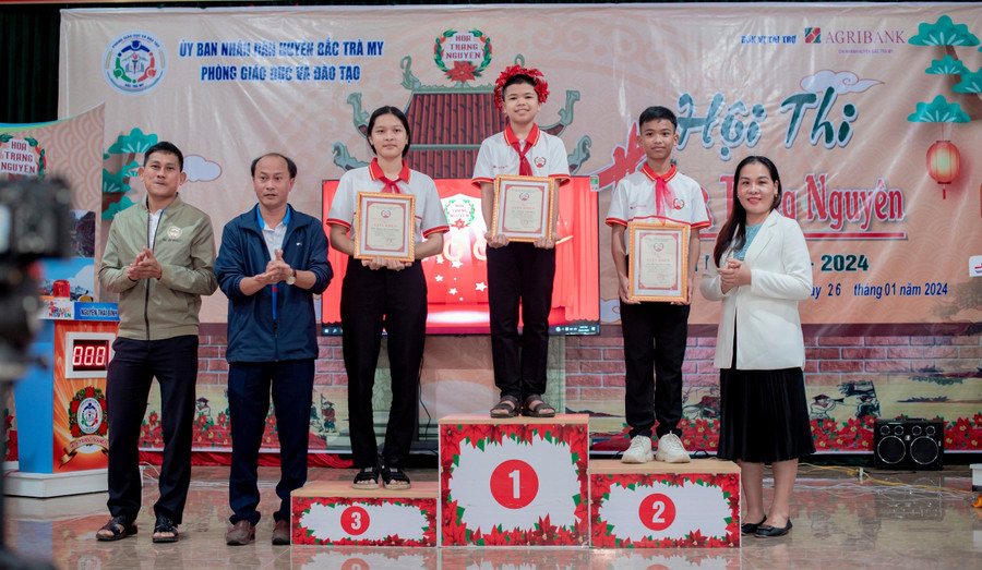 Ban tổ chức trao giải cho các thí sinh. Ban tổ chức trao giải cho các thí sinh.