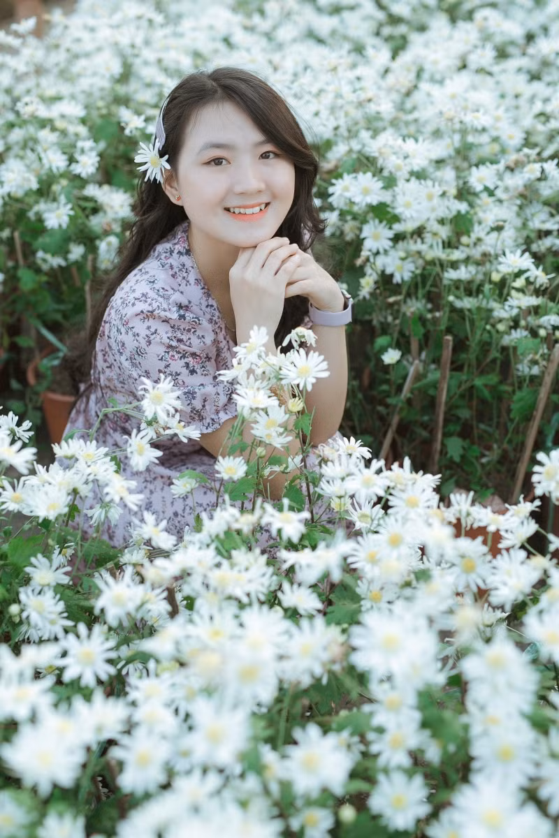 Các bạn trẻ xúng xính áo váy để check in vườn hoa cúc họa mi ở Đà Nẵng.