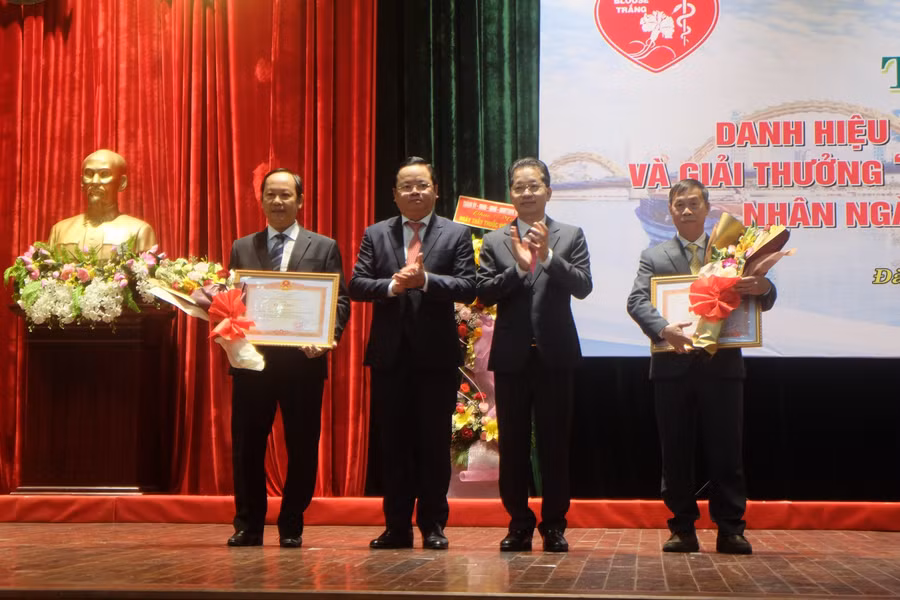 Trao Bằng khen của Thủ tướng Chính phủ cho 2 cá nhân có thành tích xuất sắc.