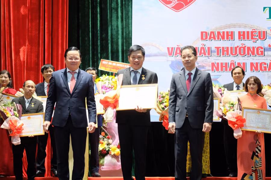 Ông Nguyễn Văn Quảng (thứ 3, từ phải sang) - Bí thư Thành ủy Đà Nẵng và ông Lê Minh Trung - Phó Chủ tịch HĐND thành phố trao danh hiệu Thầy thuốc ưu tú cho bác sĩ Nguyễn Thành Trung - Phó Giám đốc Bệnh viện Đà Nẵng.