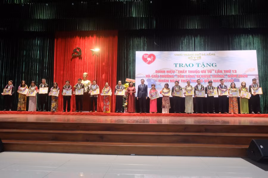 Lãnh đạo TP Đà Nẵng trao tặng giải thưởng "Tỏa sáng Blouse trắng" cho 20 y, bác sĩ.