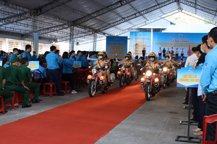 Lực lượng cảnh sát giao thông TPHCM ra quân làm nhiệm vụ sau lễ phát động.