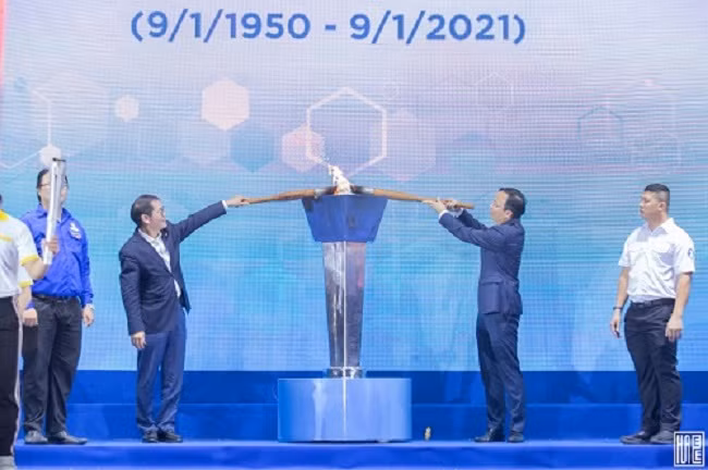 Ông Trần Bá Dương cùng PGS.TS Mai Thanh Phong thắp lên đài đuốc.