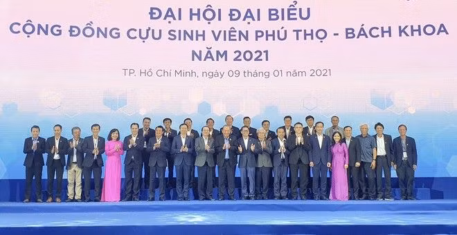 Hội đồng Ban đại diện Cựu sinh viên Phú Thọ - Bách khoa gồm 23 thành viên chụp ảnh lưu niệm cùng Ban tổ chức và đại biểu, khách mời.