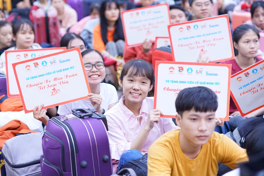 Sinh viên nhận vé về quê ăn Tết (Ảnh: Tâm Vinh)