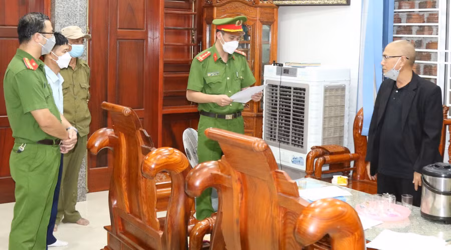 Cơ quan chức năng tống đạt quyết định tạm giữ đối với Nguyễn Hùng Quân.