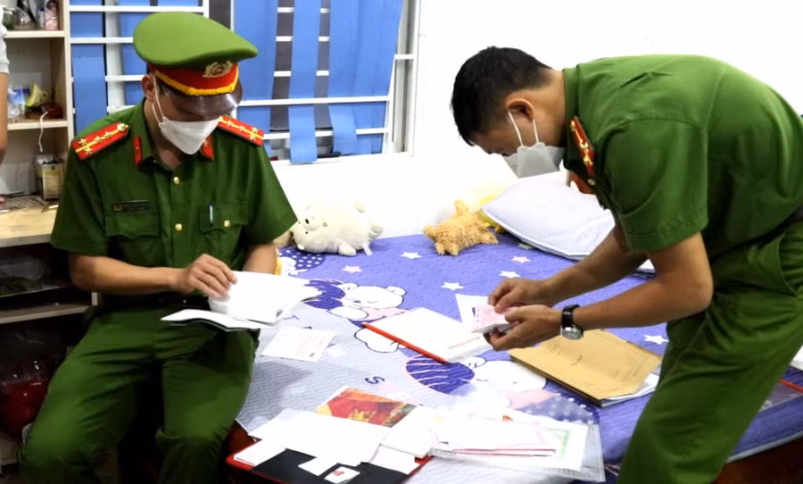 Cơ quan chức năng khám xét nơi ở của đối tượng Nguyễn Hùng Quân.