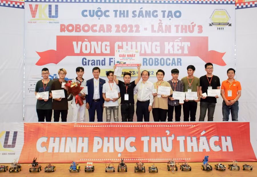 Ban tổ chức trao giải Nhất cho đội Nine Spcars (sinh viên năm 2)