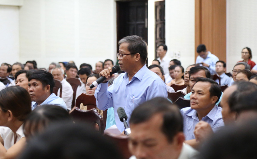 Cử tri ý kiến tại buổi tiếp xúc. (Ảnh: Hoàng Vinh) Cử tri ý kiến tại buổi tiếp xúc. (Ảnh: Hoàng Vinh)
