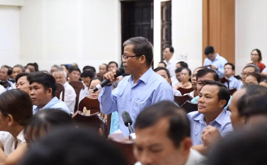 Cử tri ý kiến tại buổi tiếp xúc. (Ảnh: Hoàng Vinh)