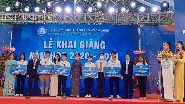 Đại diện nhà trường trao học bổng cho các Thủ khoa