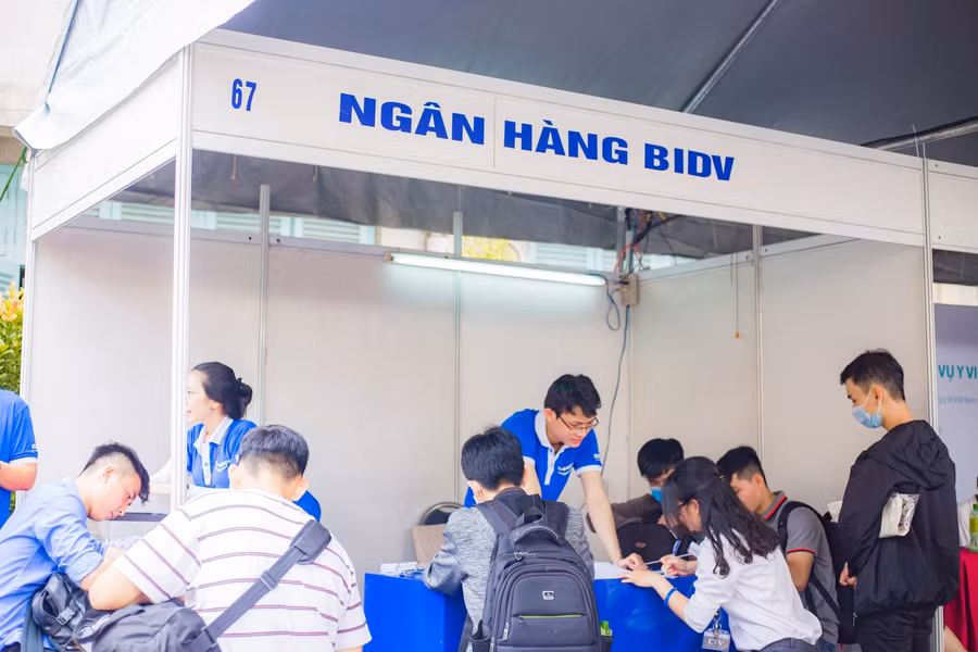 Nhiều gian hàng thu hút rất đông sinh viên đến ứng tuyển