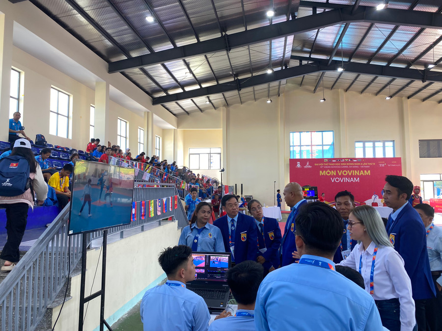 Các trọng tài cho tạm dừng trận đấu để tham khảo video kiểm tra các pha ra đòn của 2 bên.