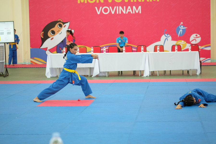 Đội Campuchia đạt số điểm 270 và đoạt tấm Huy chương Vàng môn Vovinam ở nội dung song luyện kiếm nữ.