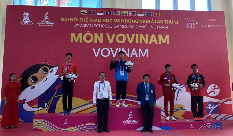 Ban tổ chức trao Huy chương Vàng cho vận động viên Campuchia ở nội dung đối kháng nam 48kg- 53.9kg.