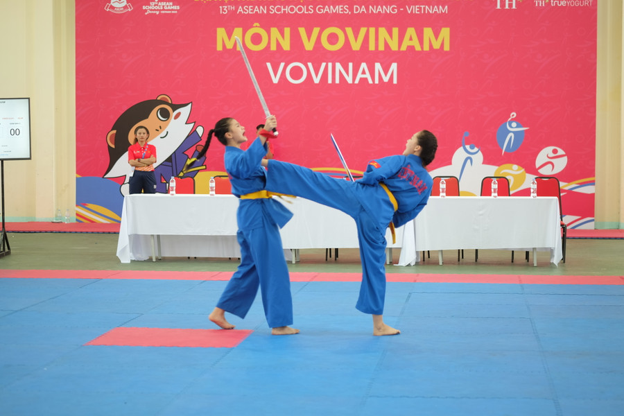 Đội tuyển Vovinam của Việt Nam ở phần thi song luyện kiếm nữ.