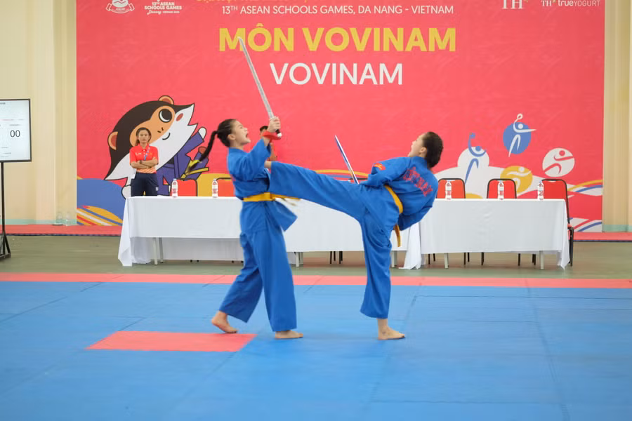 Đội tuyển Vovinam của Việt Nam ở phần thi song luyện kiếm nữ.