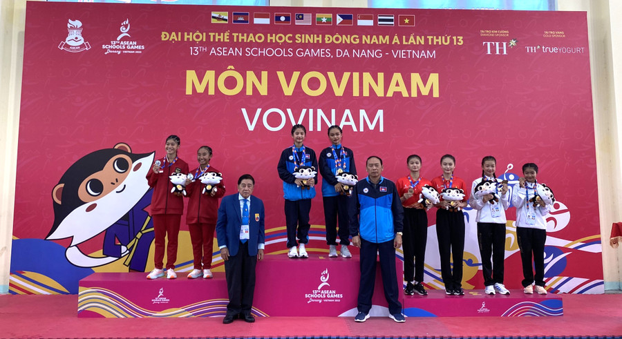 Ban tổ chức trao Huy chương cho các vận động viên.