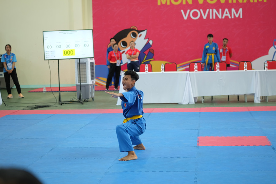 Vận động viên Indonesia biểu diễn nội dung ngũ quyền nam.