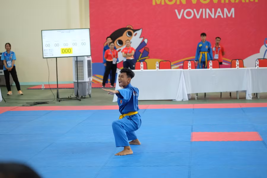 Vận động viên Indonesia biểu diễn nội dung ngũ quyền nam.