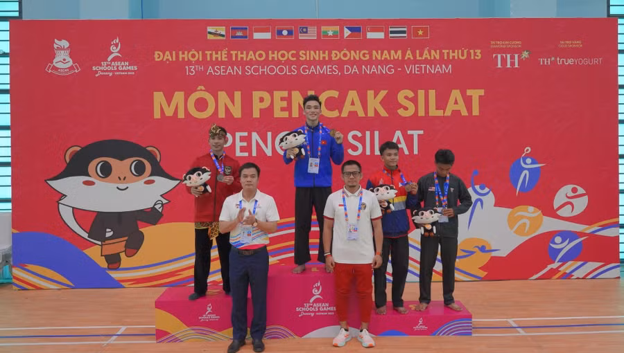 Vận động viên Việt Nam Nguyễn Thành Long nhận tấm Huy chương Vàng nội dung Seni nam. 