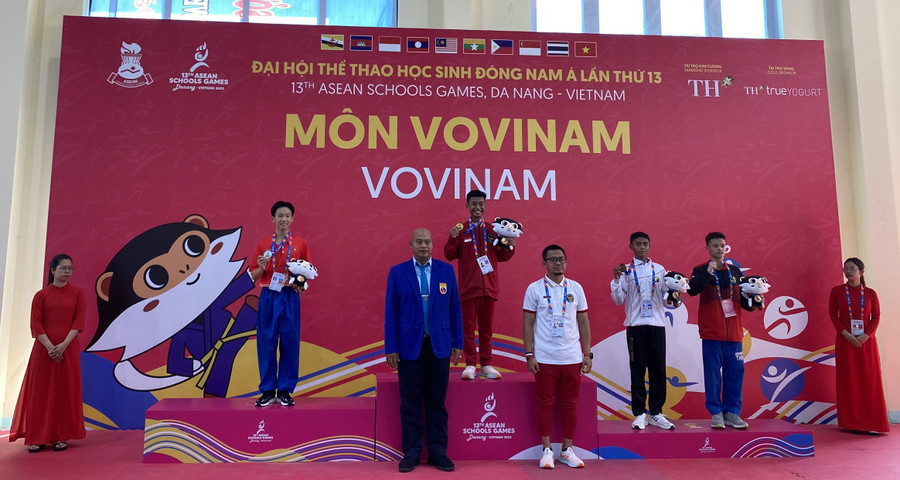 Trao Huy chương Vàng ở nội dung biểu diễn ngũ quyền nam.