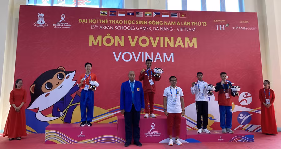 Trao Huy chương Vàng ở nội dung biểu diễn ngũ quyền nam.