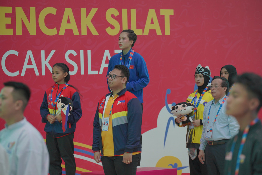 Vận động viên Hoàng Linh Đan nhận tấm Huy chương Vàng môn Pencak Silat nội dung Seni nữ.