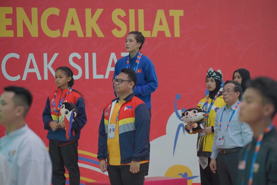 Vận động viên Hoàng Linh Đan nhận tấm Huy chương Vàng môn Pencak Silat nội dung Seni nữ.