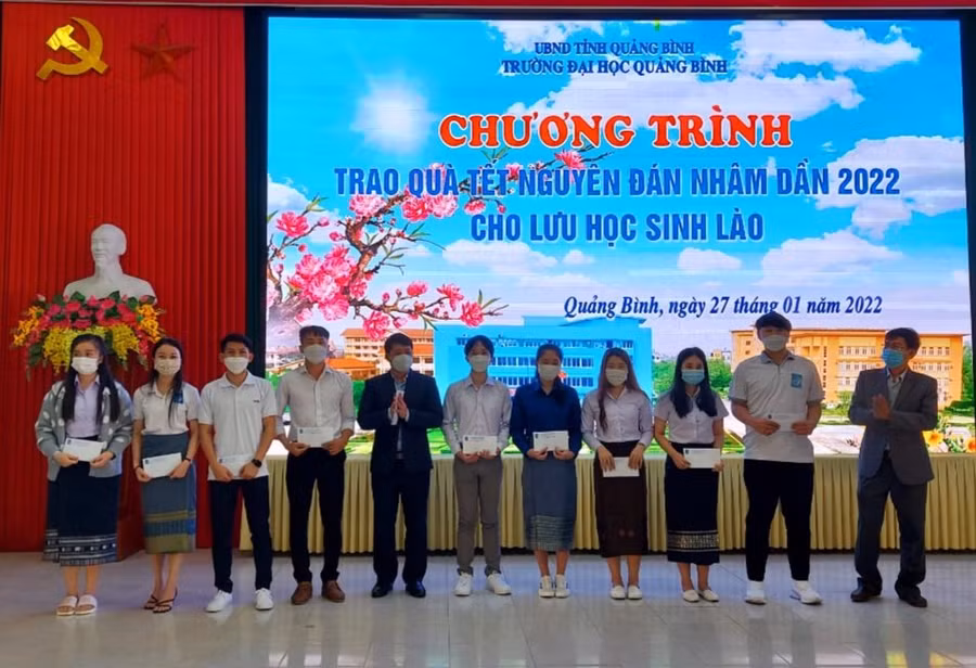 Hàng trăm suất quà Tết đã được UBND tỉnh Quảng Bình và Trường Đại học Quảng Bình cùng các đơn vị dành tặng cho LHS Lào.