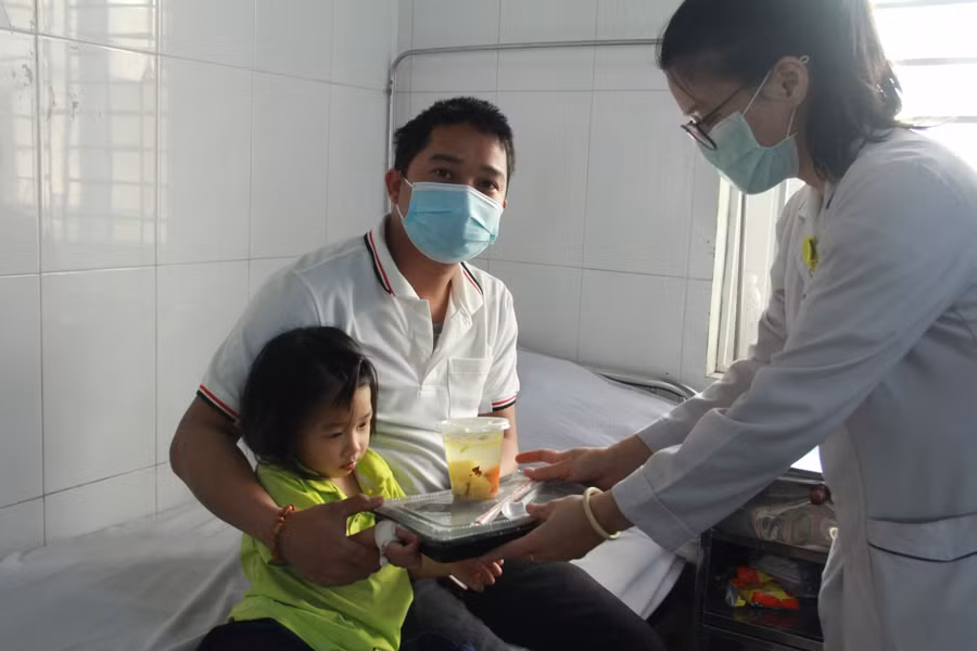 100 suất cơm đã được trao cho các bệnh nhân đang điều trị tại Bệnh viện Đa khoa TP Hà Tĩnh.