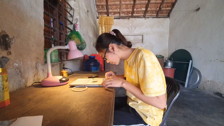 Vì mẹ bị liệt không đi lại được nên Huyền cũng chẳng dám đi làm xa, em nhận việc về làm tại nhà để kiếm thêm thu nhập và tiện chăm sóc cho mẹ.