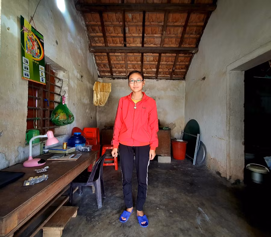 Nhà nằm ở vùng thấp trũng nên mỗi khi mưa bão về hai mẹ con lại nơm nớp lo sợ và nhờ người hỗ trợ đưa mẹ đi trú tránh khi nước dâng cao.