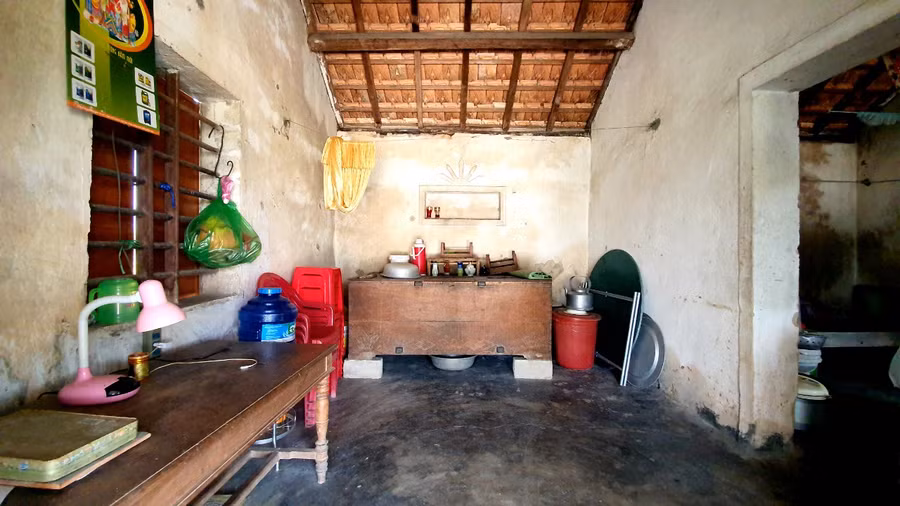 Trong căn nhà nhỏ của hai mẹ con nghèo không có lấy một vật gì đáng giá.