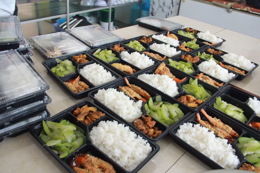 Những suất cơm với đầy đủ khẩu phần và dinh dưỡng.