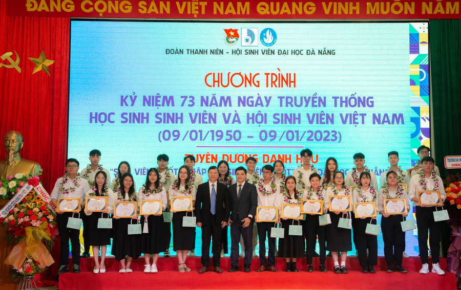 Tuyên dương các tập thể, cá nhân đạt danh hiệu Sinh viên 5 tốt các cấp năm học 2021 – 2022.