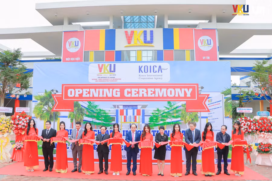 Các đại biểu thực hiện nghi thức Lễ khởi động dự án “Nâng cao năng lực giáo dục - đào tạo, quản trị và nghiên cứu của Trường Đại học Công nghệ Thông tin và Truyền thông Việt – Hàn (VKU) giai đoạn 2022-2027”.