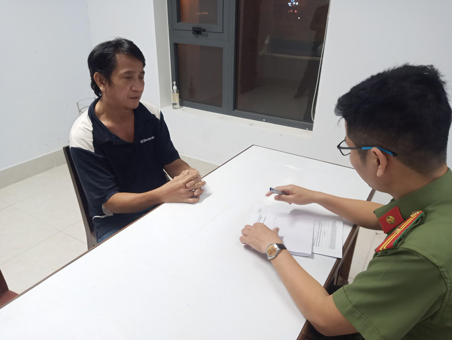 Cơ quan công an lấy lời khai các đối tượng. Ảnh: Công an. Cơ quan công an lấy lời khai các đối tượng. Ảnh: Công an.