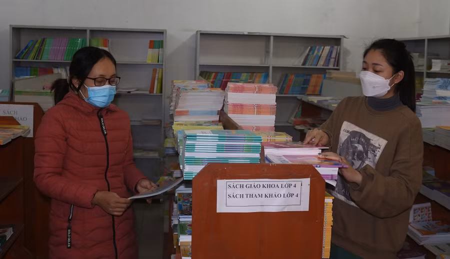 Nhân viên Công ty Cổ phần Sách và Thiết bị trường học Thái Nguyên đang sắp xếp, bày trí tại siêu thị sách