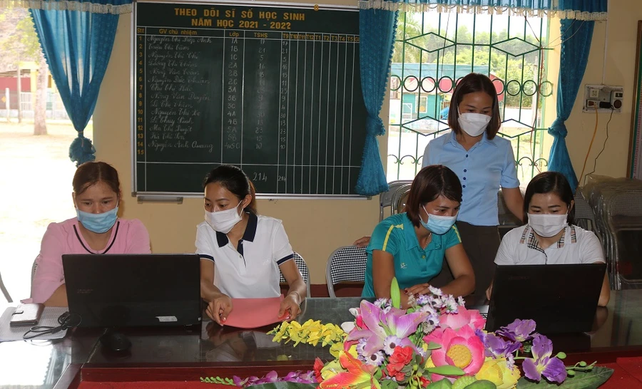 Giáo viên trường Tiểu học Sảng Mộc (Võ Nhai, Thái Nguyên) trao đổi, thảo luận về ứng dụng phương pháp dạy học tích cực với chương trình mới