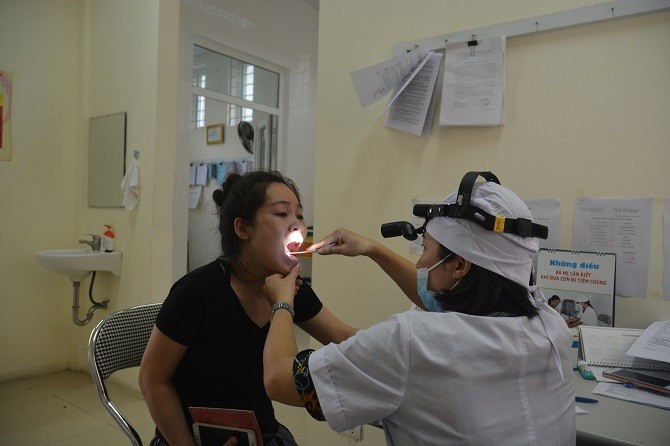 Người dân được khám và tư vấn sức khỏe (Ảnh: Sở Y tế Hà Nội).