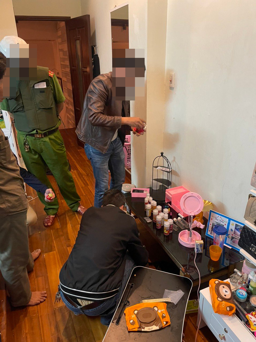 Công an khám xét chỗ ở các đối tượng. Ảnh: Công an Đà Nẵng.