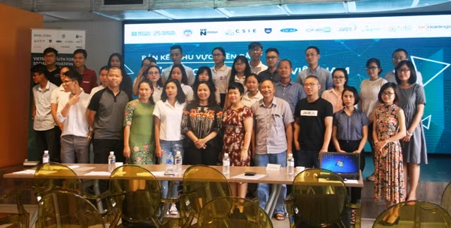 Ban giám khảo và các đội dự thi vòng bán kết khu vực miền Bắc chụp ảnh lưu niệm