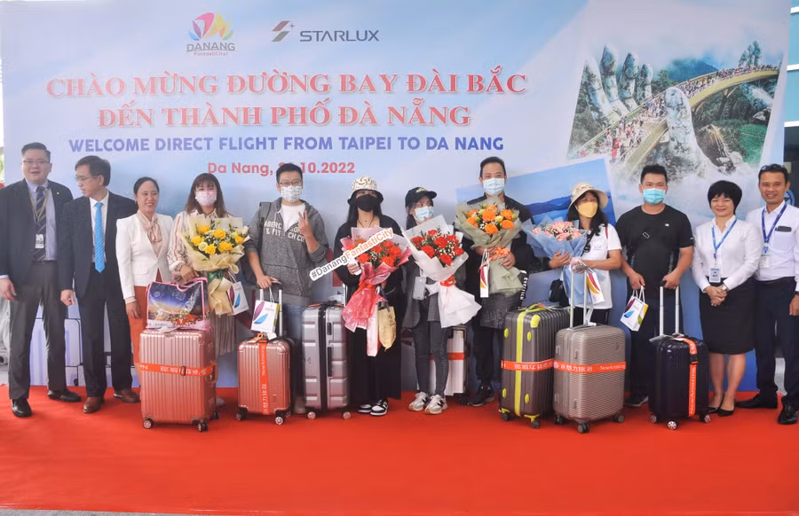 Đại diện Sở Du lịch TP. Đà Nẵng cùng các cơ quan chức năng đón những vị khách Đài Bắc - Trung Quốc đến tham quan thành phố.