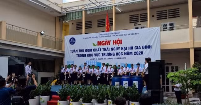 Học sinh Trường THCS Võ Trường Toản hào hứng tham gia ngày hội.