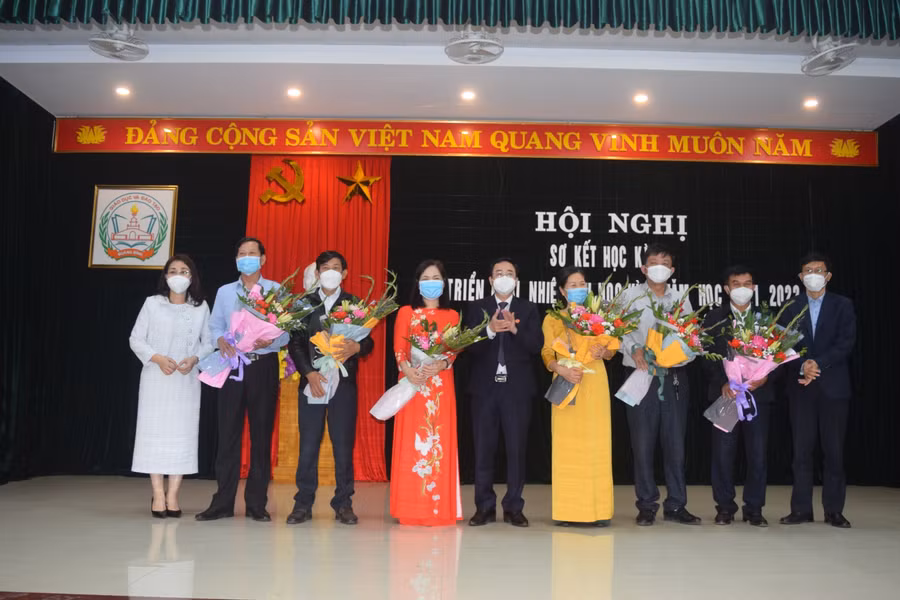 Lãnh đạo sở GD&amp;ĐT Quảng Bình tặng hoa cho các cán bộ quản lý Sở; các đơn vị thuộc, trực thuộc Sở; các phòng GD&amp;ĐT; các Trung tâm Giáo dục - Dạy nghề đã nghỉ hưu.