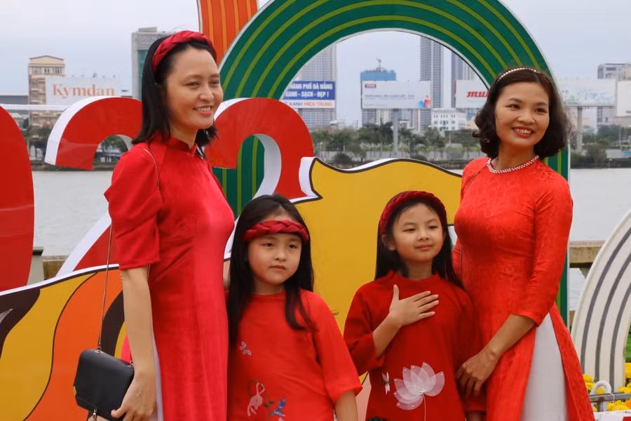 Đường hoa thu hút nhiều người dân và di khách "check-in" dịp năm mới.